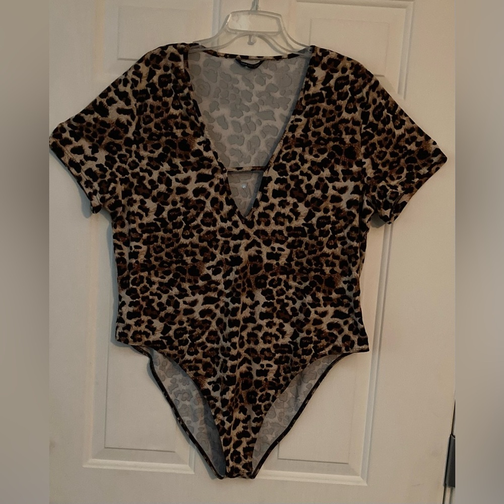 💫🐾🤎🖤🐾💫SHEIN Leopard Animal Print V-Neck Bodysuit